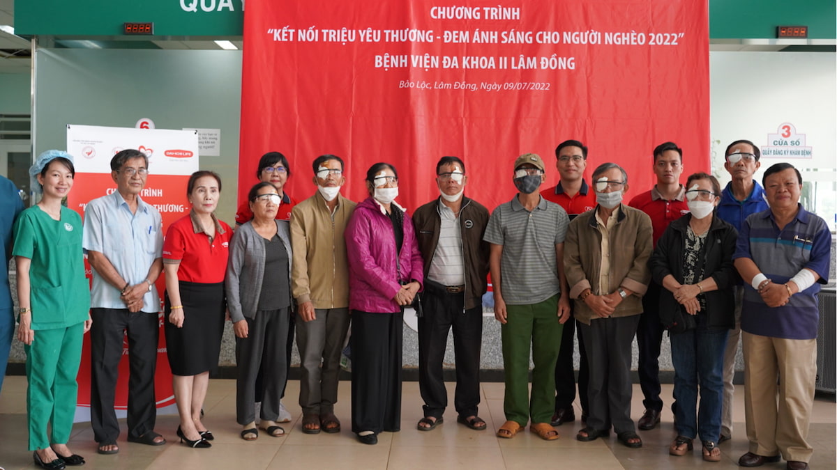 Các đại diện Quỹ Vì cuộc sống tươi đẹp của Dai-ichi Life Việt Nam (áo đỏ) cùng đại diện các cơ quan, y bác sĩ và bệnh nhân tại chương trình phẫu thuật miễn phí cho 200 bệnh nhân nghèo bị đục thủy tinh thể tại tỉnh Lâm Đồng.